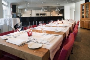 Lange tafel met stoelen in kookstudio voor 14 personen 't Volderke