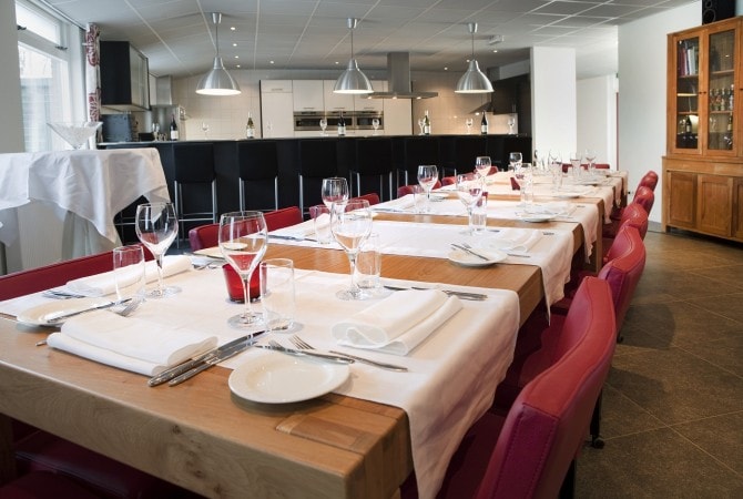 Lange tafel met stoelen in kookstudio voor 14 personen 't Volderke