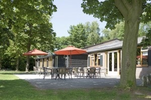 Terras de Landerij nabij de groepsaccommodaties